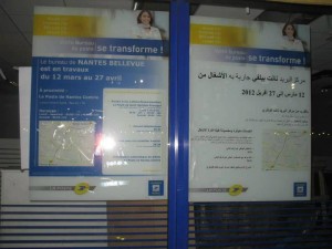 Affiche en arabe sur la poste de Nantes