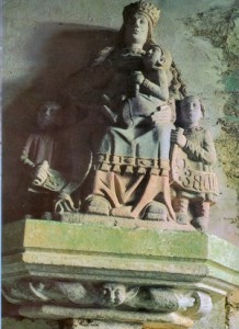 statue de sainte Gwenn et de ses 3 enfants dans une chapelle de Briec